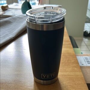 YETI Navy Blue Rambler Tumbler 20oz with Clear Lid and Magslider